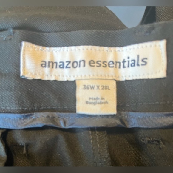 Amazon Essentials Men's Classic-Fit Wrinkle-Resistant Pleated Chino Pant - Picture 3 of 4